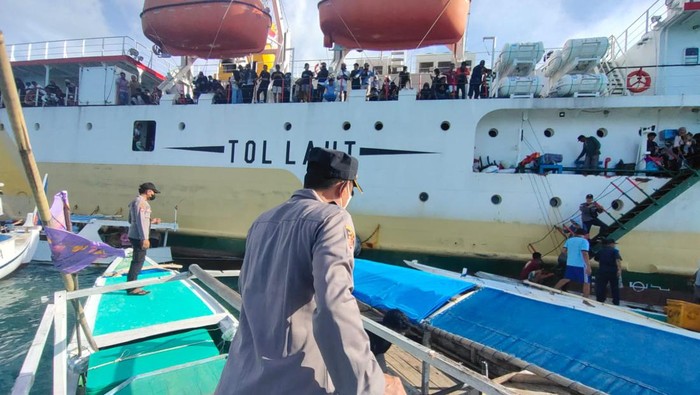 Kapal berpenumpang 434 orang kandas di perairan Setabok, Kecamatan Sapeken, Sumenep. Armada ini yakni KM Sabuk Nusantara 91.