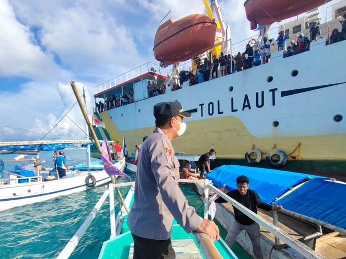 Kapal berpenumpang 434 orang kandas di perairan Setabok, Kecamatan Sapeken, Sumenep. Armada ini yakni KM Sabuk Nusantara 91.