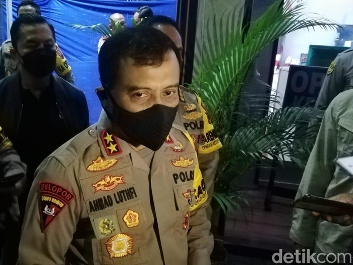 Kapolda Jateng Irjen Ahmad Luthfi usai melakukan rapat evaluasi arus mudik-balik di Posko Terpadu Benteng Vastenburg, Solo, Kamis (5/5/2022).
