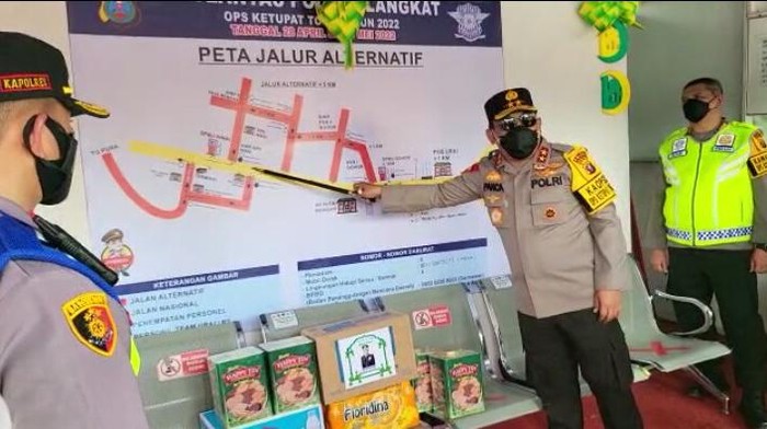 Kapolda Sumut Irjen Panca Putra Simanjuntak saat meninjau pos Jalinsum Medan-Aceh.