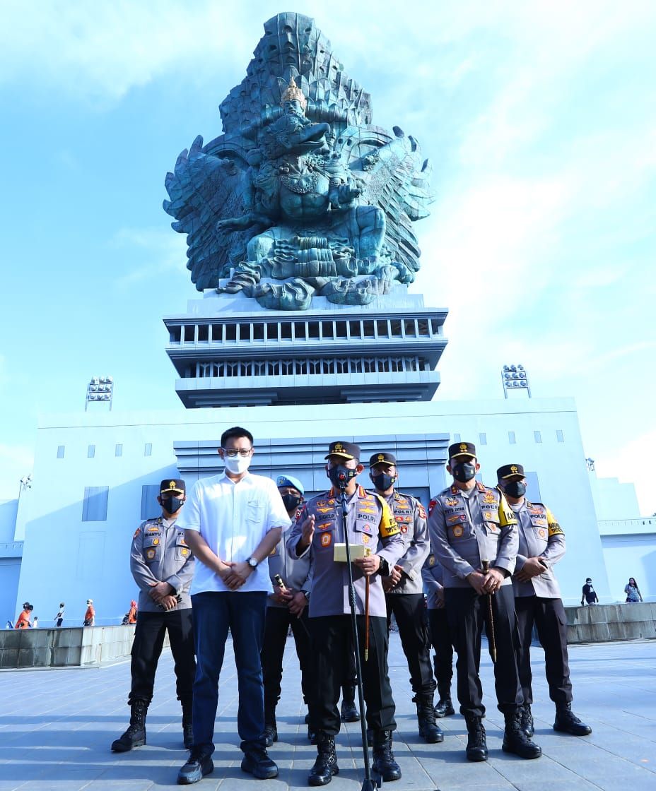 Kapolri Jenderal Listyo Sigit meninjau penerapan prokes di GWK Cultural Park, Bali