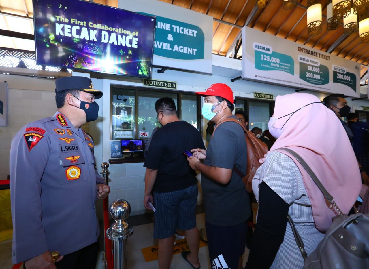 Kapolri Jenderal Listyo Sigit meninjau penerapan prokes di GWK Cultural Park, Bali