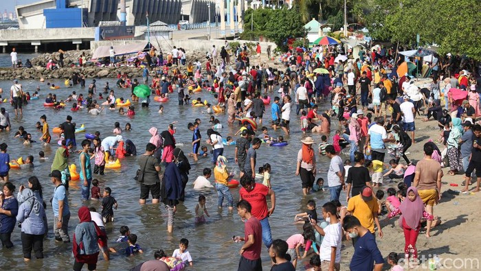 Kawasan Pantai Ancol Masih Dipadati Wisatawan, Begini Situasinya Sejumlah wisatawan memadati Pantai Indah Ancol, Jakarta, Kamis (5/5/2022). Memasuki H+3 Hari Raya Idul Fitri, kawasan pantai Ancol masih dipadati oleh pengunjung.