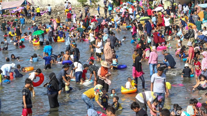 Sejumlah wisatawan memadati Pantai Indah Ancol, Jakarta, Kamis (5/5/2022). Memasuki H+3 Hari Raya Idul Fitri, kawasan pantai Ancol masih dipadati oleh pengunjung.