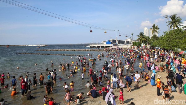 Pengunjung Pantai Ancol didominasi keluarga dan anak-anak.