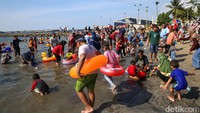 Para pengunjung mulai memadati Pantai Indah Ancol sejak pukul 8 pagi.