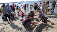 Mereka berasal dari berbagai daerah sekitar Jakarta.
