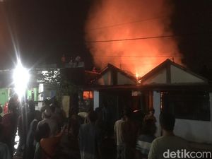 Kebakaran Landa 2 Rumah di Kota Mojokerto Akibat Korsleting Cas HP