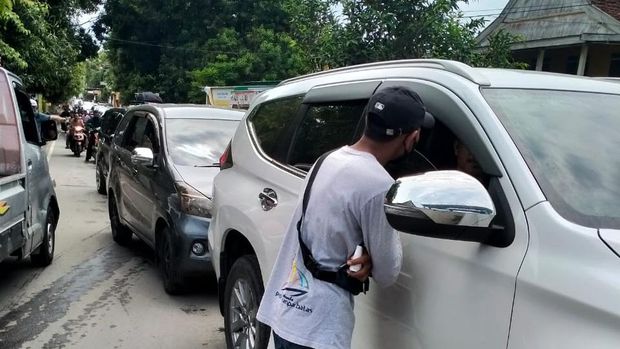 Kemacetan di jalur menuju Kawasan Tanjung Bira, Bulukumba akibat antrean kendaraan yang hendak membeli tiket retribusi. (dok. Istimewa)
