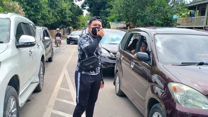 Kemacetan di jalur menuju Kawasan Tanjung Bira, Bulukumba akibat antrean kendaraan yang hendak membeli tiket retribusi. (dok. Istimewa)