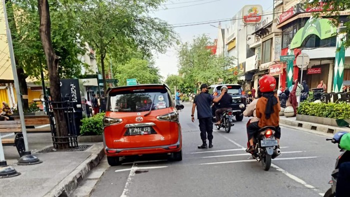 Kendaraan berpelat luar Jogja parkir di bahu jalan, Kamis (5/5/2022)