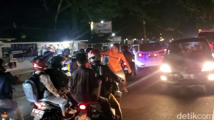 Keributan antara pemobil dan pemotor di Palabuhanratu, Sukabumi