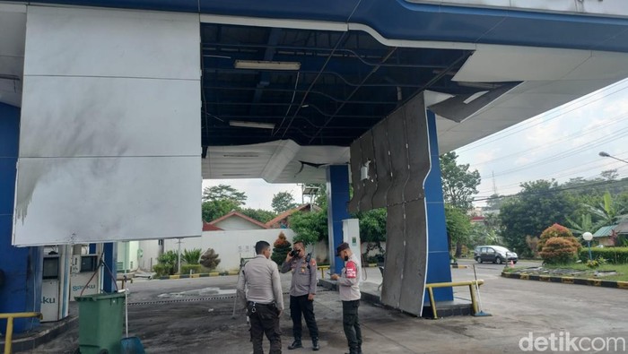 Kerusakan akibat tabung gas meledak di SPBG di Jalan Raya Sadang-Subang