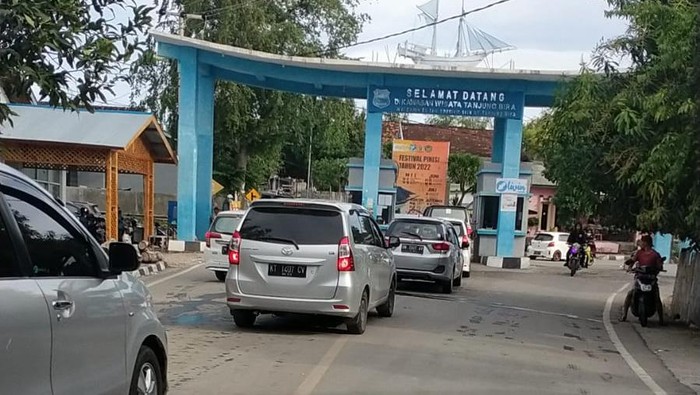 Kondisi antrean kendaraan di pintu gerbang Kawasan Wisata Tanjung Bira, Bulukumba.