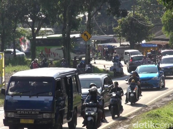 Kondisi arus lalu lintas di Jalan Raya Ciater Subang menuju Bandung, Kamis (5/5/2022).