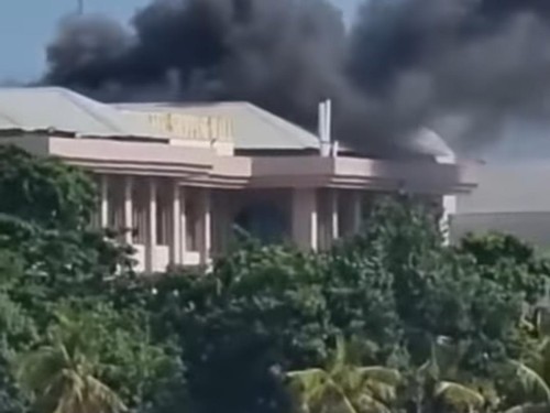 Kondisi asap membumbung tinggi dari atap Discovery shopping mall Bali di Jalan Kartika Plaza, Kuta, Badung