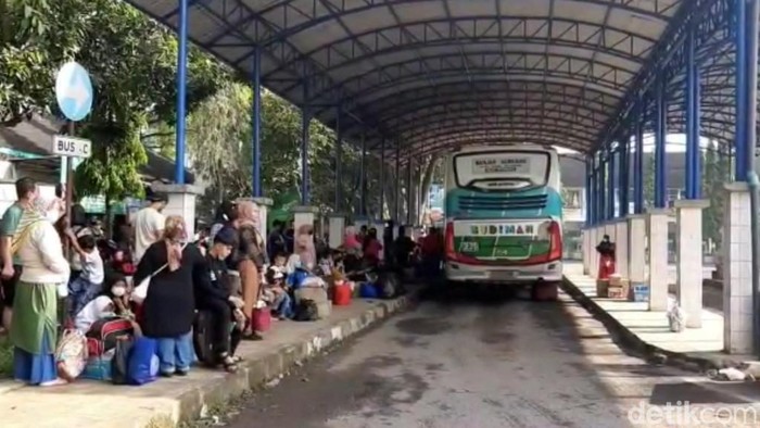 Kondisi penumpang di Terminal Ciamis yang belum terangkut bus karena terlambat datang akibat macet