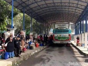 Bus Terlambat Datang Gegara Macet, Penumpang Menumpuk di Terminal Ciamis