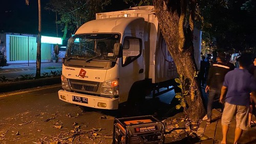 Kondisi truk ekspedisi yang nabrak pohon di Karangasem
