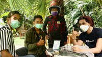 Makan dulu sebelum syuting, tulis Pak Tarno dalam keterangan fotonya. Pak Tarno dikenal sebagai sosok yang ramah, ia juga sering mengisi acara di layar televisi.  Foto: Instagram @paktarnomanagementofficial