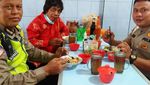 Asyik! Intip Momen Pak Tarno Saat Makan Bakso dan Daging Panggang