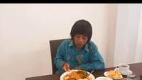 Wah porsi makan Pak Tarno ini banyak juga ya. Piringnya penuh dengan makanan. Ada nasi dan aneka lauk pauk. Sementara di sebelahnya juga ada piring kecil berisi aneka makanan. Foto: Instagram @paktarnomanagementofficial