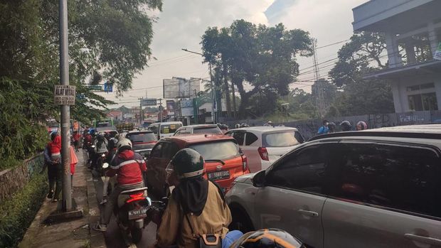 Lalin di Jl Raya Ciawi macet sore ini (Rizky/detikcom)