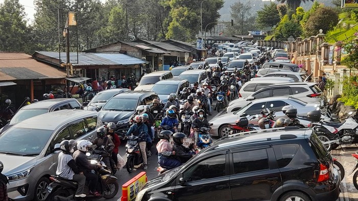 Lalin di sekitar Masjid AttaAwun tersendat (Sholihin/detikcom)