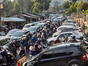 One Way Puncak Arah Jakarta, Lalin di Jl Ciawi-Masjid At-Taawun Tersendat