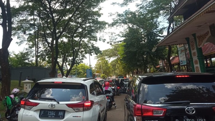 Macet di dalam TMII karena banyak kendaraan parkir di pinggir jalan (Fakhri/detikcom)