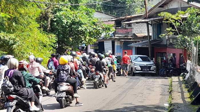 Macet di jalur alternatif ke Puncak, Bogor (Sholihin/detikcom)