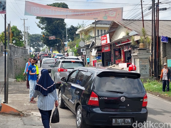 Kendaraan wisatawan terjebak macet di Jalur Alternatif Lembang saat libur Lebaran 2022.