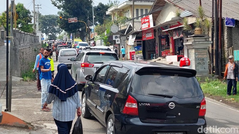 Kendaraan wisatawan terjebak macet di Jalur Alternatif Lembang saat libur Lebaran 2022.