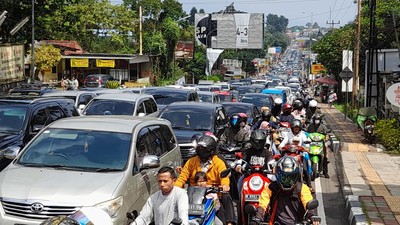 Penampakan Macet di Puncak Saat Libur Lebaran Siang Ini