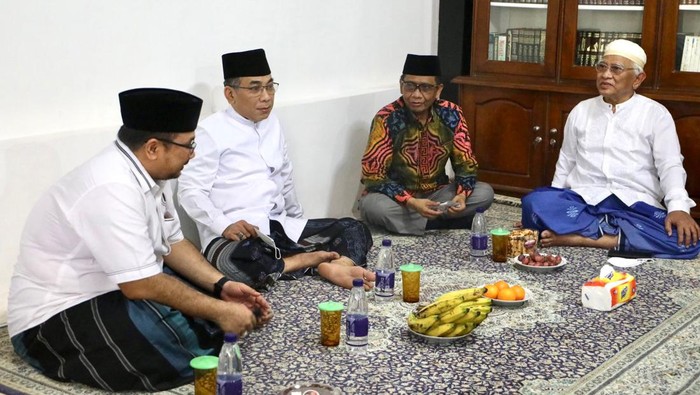 Mahfud Md silaturahmi ke Gus Mus saat lebaran