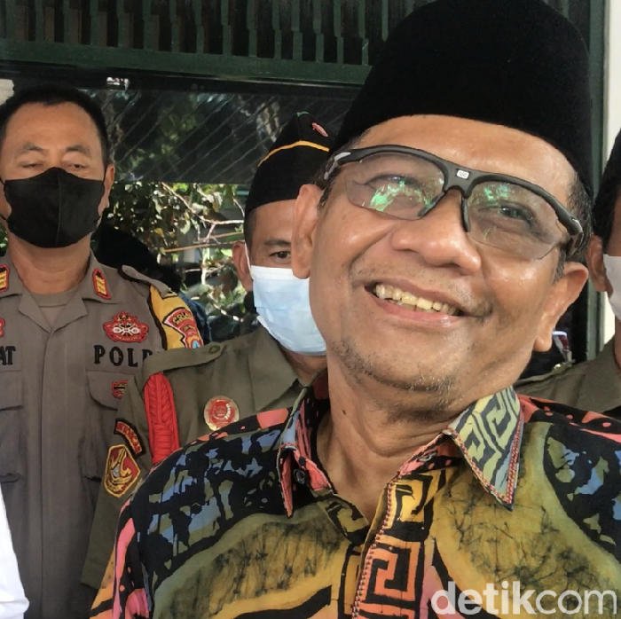 Menko Polhukam Mahfud Md sowan ke kediaman Gus Mus di Leteh Rembang, Kamis (5/5/2022).
