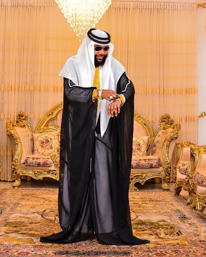 Mevvah! Gaya Miliarder Nigeria Rayakan Lebaran Miliarder Nigeria E-Money turut meramaikan Hari Raya Idul Fitri. Di akun Instagramnya, ia membagikan foto, video serta memberikan ucapan selamat. Berikut gaya miliarder Nigeria tersebut.