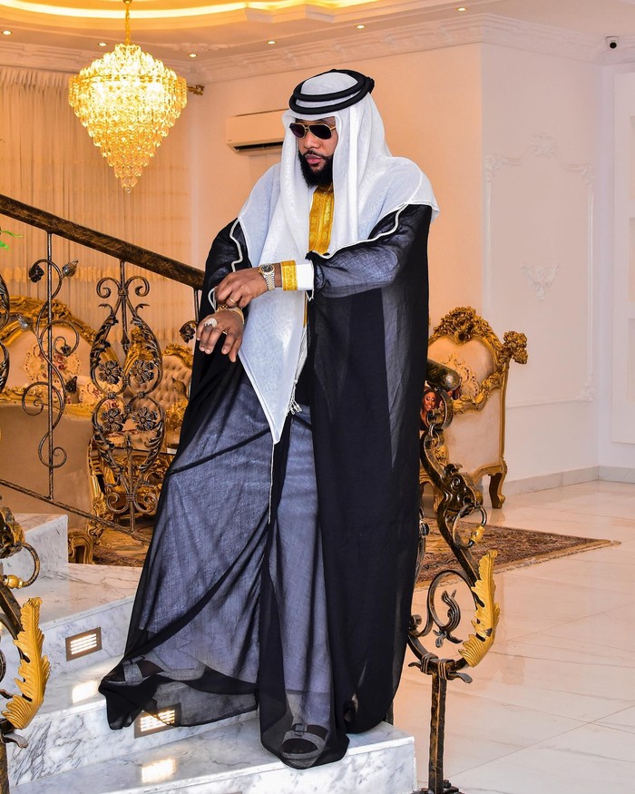 Mevvah! Gaya Miliarder Nigeria Rayakan Lebaran Miliarder Nigeria E-Money turut meramaikan Hari Raya Idul Fitri. Di akun Instagramnya, ia membagikan foto, video serta memberikan ucapan selamat. Berikut gaya miliarder Nigeria tersebut.