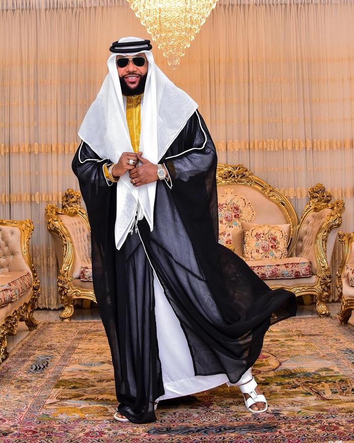 Miliarder Nigeria E-Money turut meramaikan Hari Raya Idul Fitri. Di akun Instagramnya, ia membagikan foto, video serta memberikan ucapan selamat. Berikut gaya miliarder Nigeria tersebut.