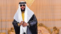 Dalam video dan foto yang diunggah, E-Money berdandan seperti pria Arab pada umumnya.  