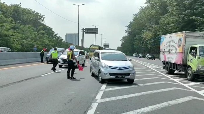 Tol Surabaya- Malang kerap mengalami kepadatan kendaraan dalam 3 hari terakhir. Sehingga polisi melakukan rekayasa lalu lintas saat di Sidoarjo.