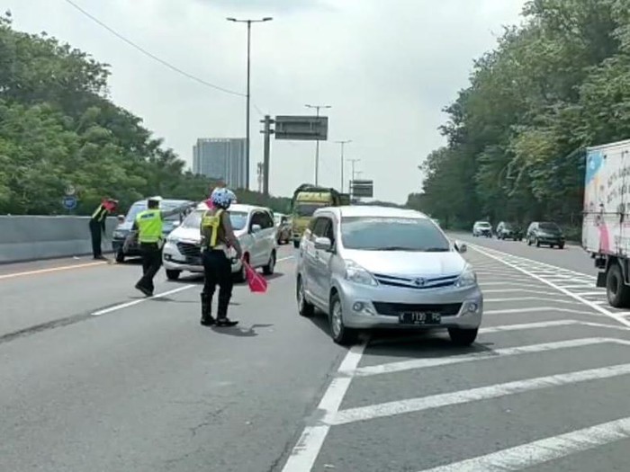 Tol Surabaya- Malang kerap mengalami kepadatan kendaraan dalam 3 hari terakhir. Sehingga polisi melakukan rekayasa lalu lintas saat di Sidoarjo.