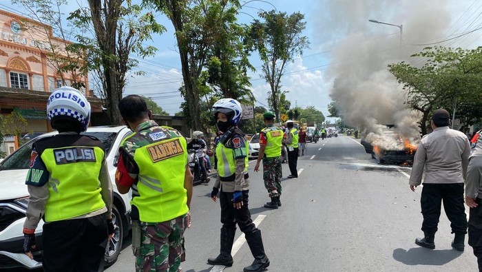 Mobil sedan Nissan Sentra yang dikendarai satu keluarga pemudik asal Surabaya ludes terbakar di jalur Ploso-Jombang kota. Beruntung satu keluarga berjumlah empat orang itu bisa menyelamatkan diri.