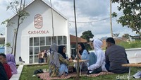 Sesuai dengan namanya, tempat ini menyajikan pemandangan dari langit yang menakjubkan. Terletak di ketinggian, perkotaan Garut dan beberapa gunung seperti Guntur terlihat jelas dari Casacola.  