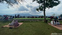 Maka tak heran, tempat ini jadi buruan karena cocok untuk dijadikan spot berfoto khususnya di malam hari. Sebab, city light terlihat indah banget lho detikers.