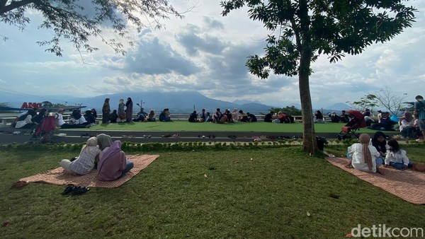 Maka tak heran, tempat ini jadi buruan karena cocok untuk dijadikan spot berfoto khususnya di malam hari. Sebab, city light terlihat indah banget lho detikers. Maka tak heran, tempat ini jadi buruan karena cocok untuk dijadikan spot berfoto khususnya di malam hari. Sebab, city light terlihat indah banget lho detikers.