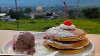 Harganya berkisar Rp 15 sampai Rp 45 ribu. Berbekal duit Rp 100 ribu, bisa cukup membeli minuman dan dessert untuk dua orang.