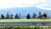 Kafe baru ini jadi buruan khususnya bagi warga Garut selain beberapa kafe terkenal lain di Garut yang punya pemandangan yang tak kalah menakjubkan.
