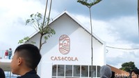 Sejak pertama kali dibuka sebulan lalu, ratusan hingga ribuan pengunjung mendatangi kafe ini setiap harinya.