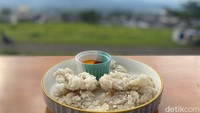 Di momen libur lebaran ini, banyak wisatawan yang berkunjung ke sana. Mereka menghabiskan waktu berjam-jam hanya untuk menikmati pemandangan indah serta udara khas pegunungan yang sejuk.